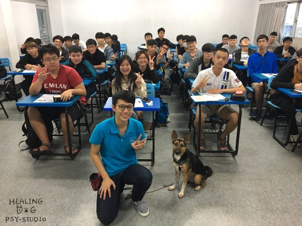 逢甲大學諮商中心 療癒犬 體驗